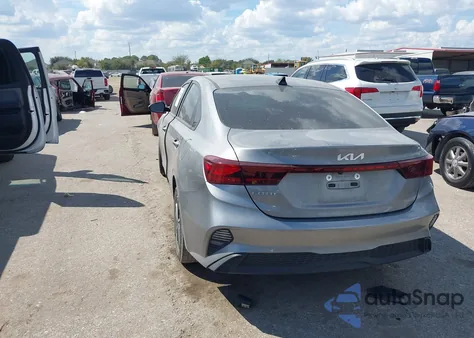 2023 Kia Forte Lxs z USA, uszkodzony, nr VIN 3KPF24AD2PE606561
